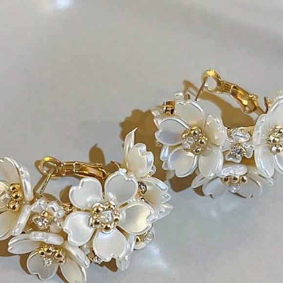 Chic Floral Gold and White Earrings - Picture 5 of 7